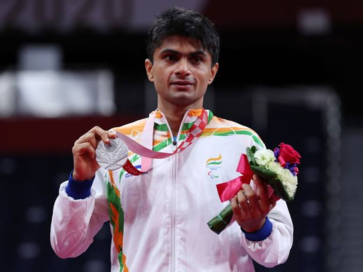 IAS Suhas LY won silver medal in Paris Paralympics 2024 suhas ...