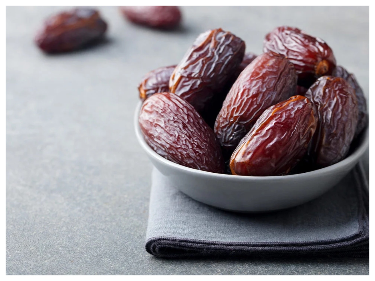 पानी में नहीं, दूध में भिगोकर खाएं खजूर, होंगे 10 फायदे... 37 क्या कहते हैं एक्सपर्ट