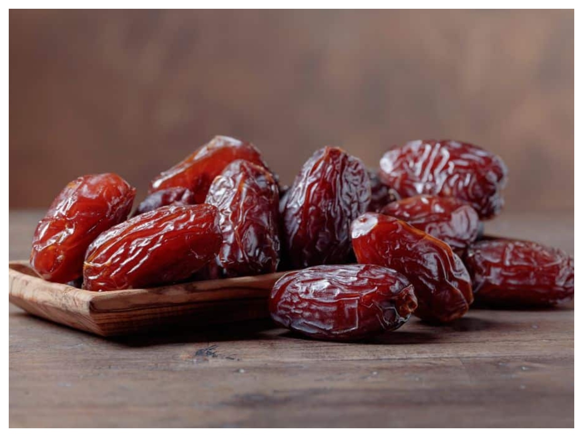 पानी में नहीं, दूध में भिगोकर खाएं खजूर, होंगे 10 फायदे... 38 पाचन के लिए