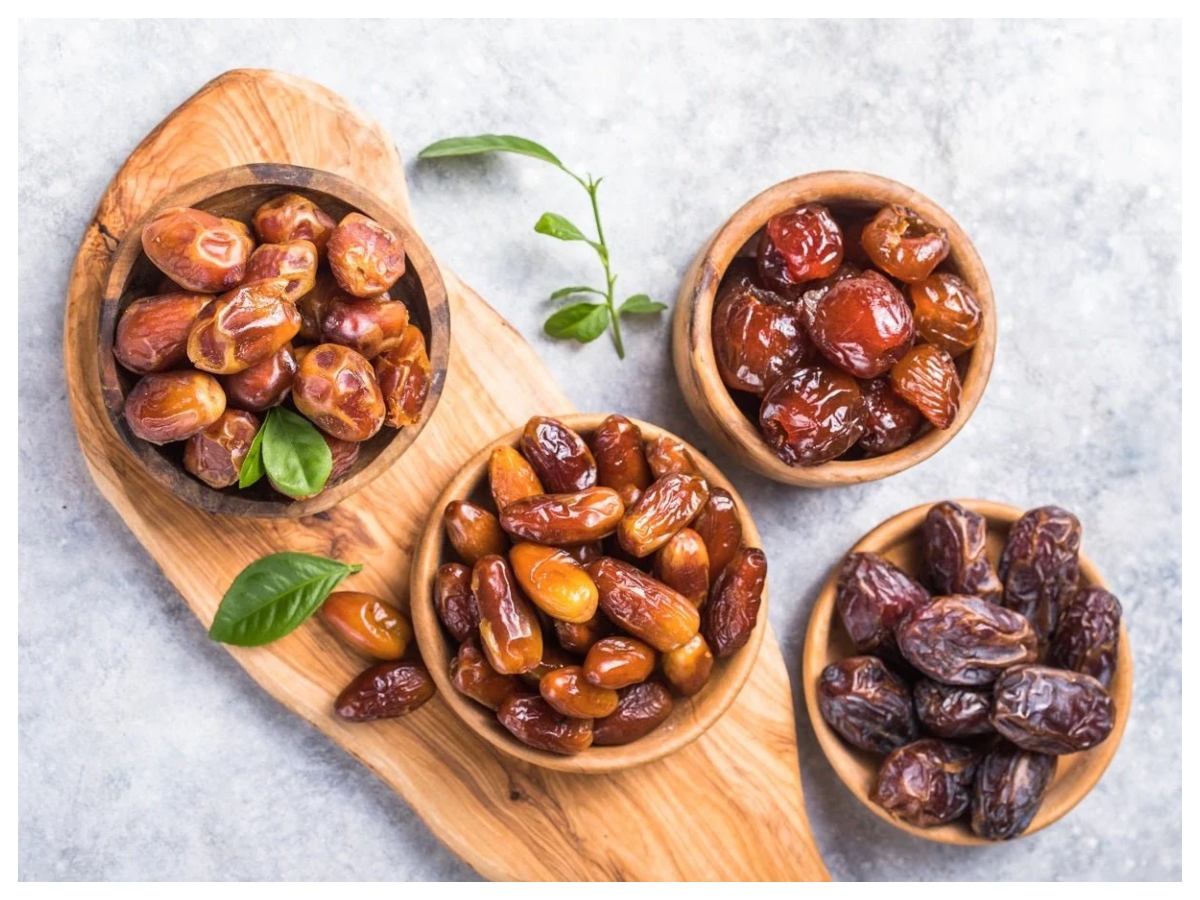पानी में नहीं, दूध में भिगोकर खाएं खजूर, होंगे 10 फायदे... 39 दिल के लिए