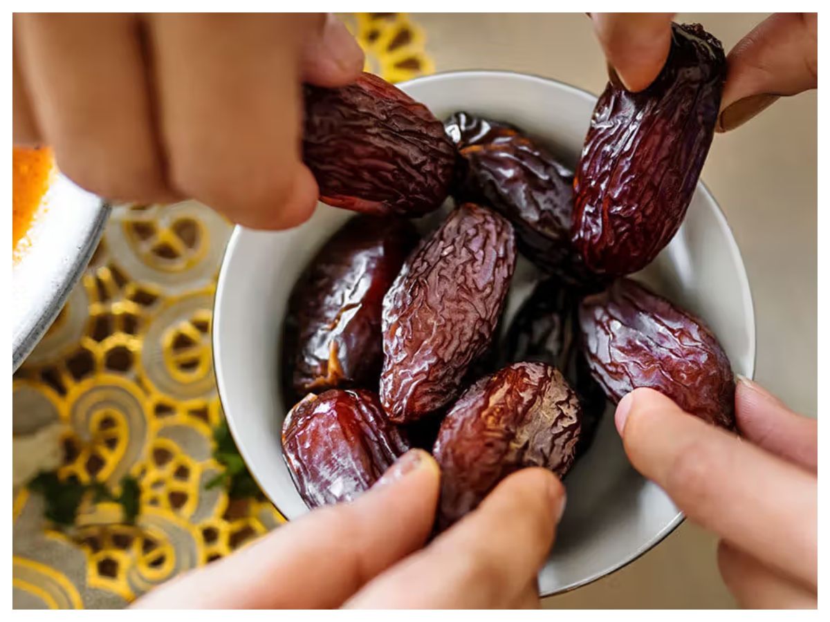 पानी में नहीं, दूध में भिगोकर खाएं खजूर, होंगे 10 फायदे... 40 हड्डियों के लिए