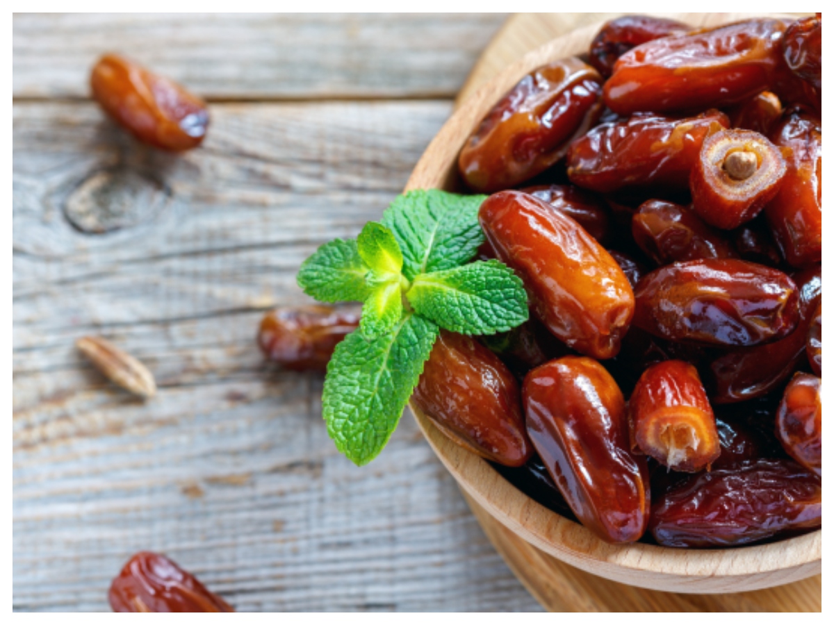 पानी में नहीं, दूध में भिगोकर खाएं खजूर, होंगे 10 फायदे... 41 शुगर लेवल कंट्रोल करने में मददगार