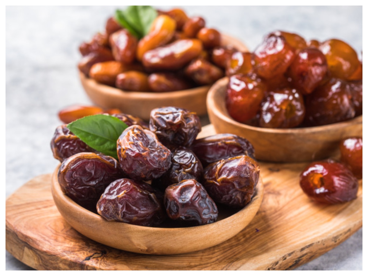 पानी में नहीं, दूध में भिगोकर खाएं खजूर, होंगे 10 फायदे... 42 वजन कंट्रोल करने में मदद करता है