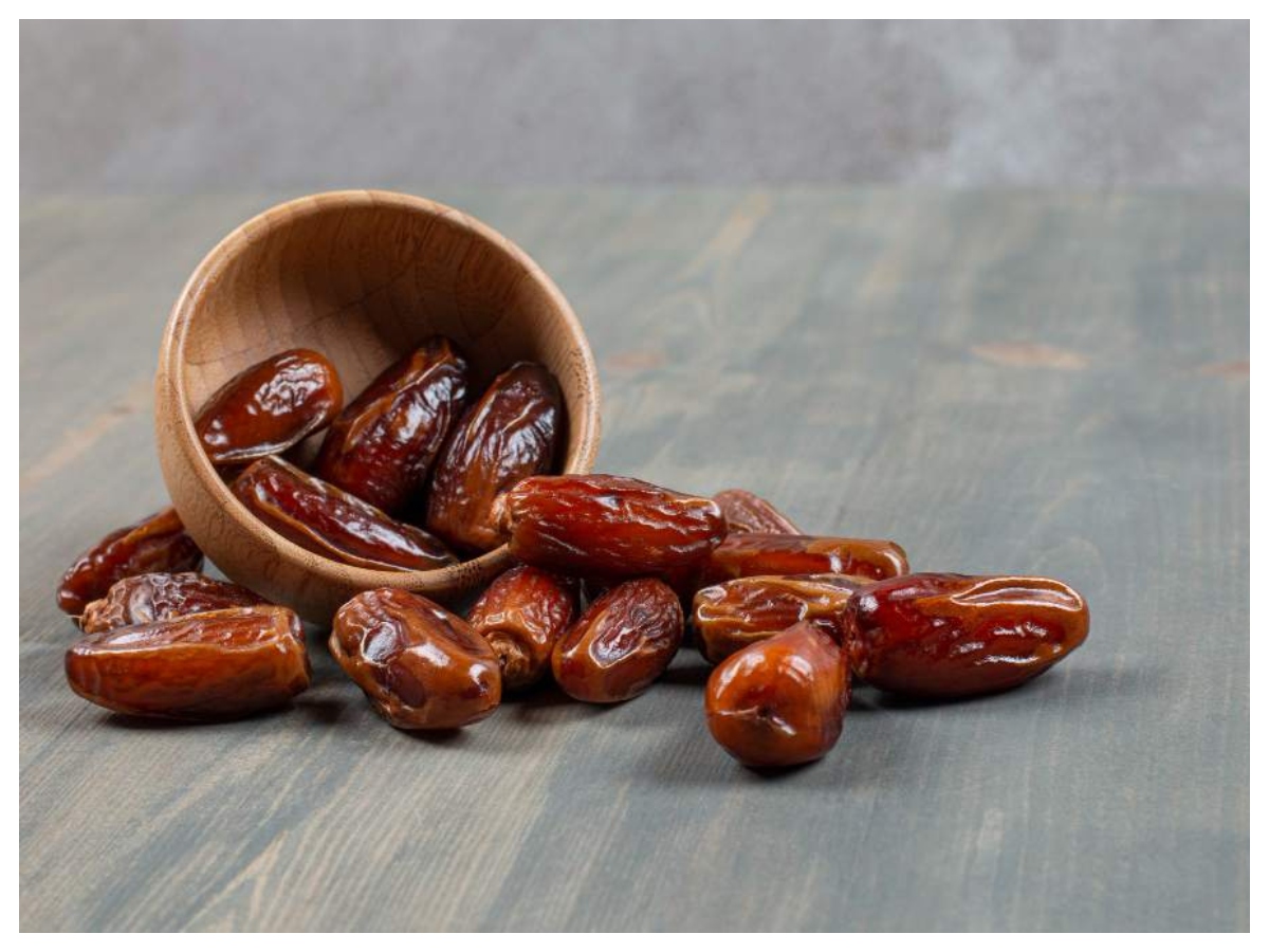 पानी में नहीं, दूध में भिगोकर खाएं खजूर, होंगे 10 फायदे... 43 त्वचा खूबसूरत बनाता है