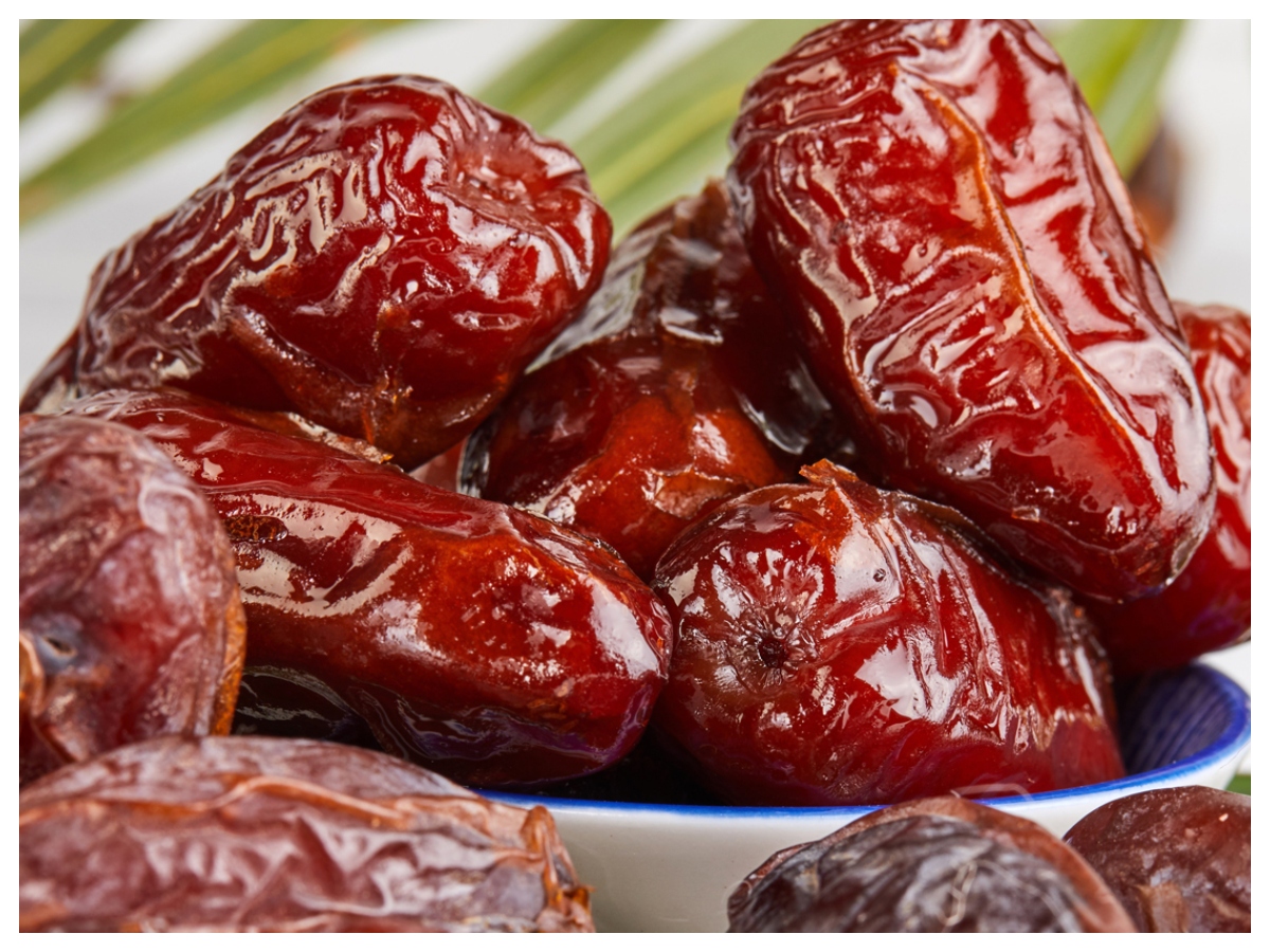 पानी में नहीं, दूध में भिगोकर खाएं खजूर, होंगे 10 फायदे... 44 दिमाग तेज करता है