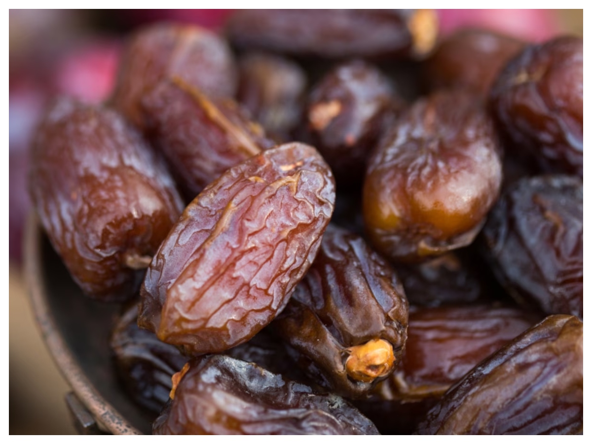 पानी में नहीं, दूध में भिगोकर खाएं खजूर, होंगे 10 फायदे... 45 फर्टिलिटी बढ़ाता है