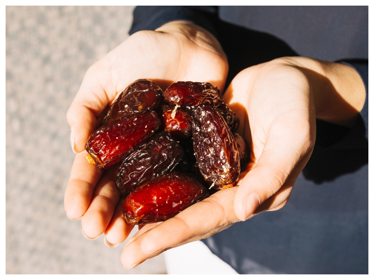 पानी में नहीं, दूध में भिगोकर खाएं खजूर, होंगे 10 फायदे... 46 खून की कमी नहीं होने देता