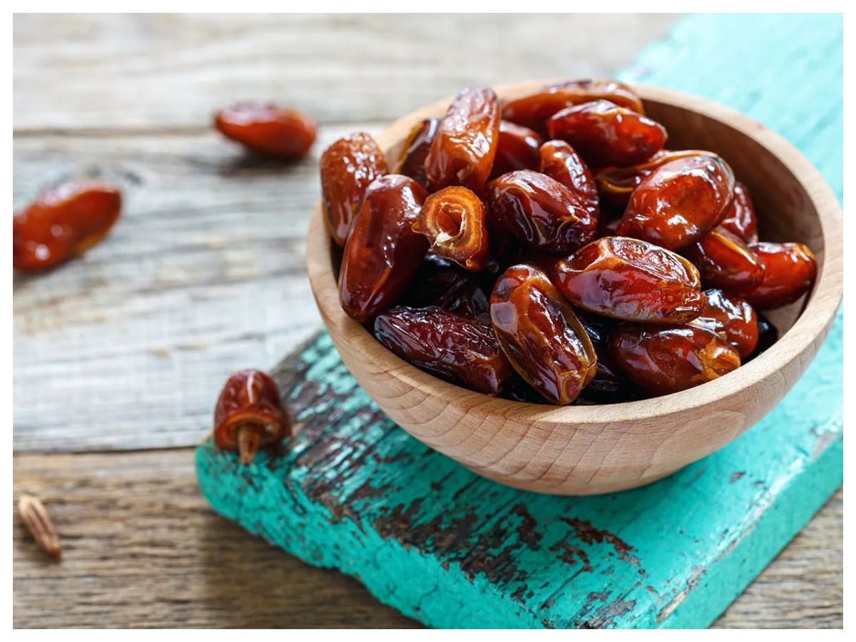 पानी में नहीं, दूध में भिगोकर खाएं खजूर, होंगे 10 फायदे... 48 दूध में भीगे खजूर खाने का सही समय क्या है