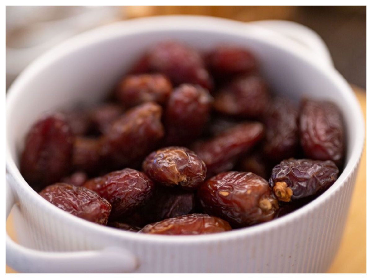 पानी में नहीं, दूध में भिगोकर खाएं खजूर, होंगे 10 फायदे... 49 गर्म दूध या ठंडे दूध में भिगाएं