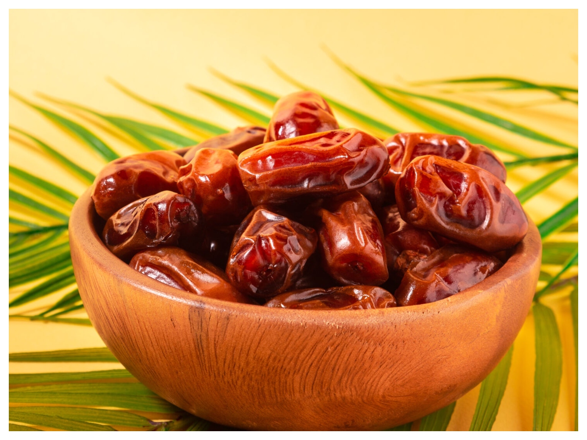 पानी में नहीं, दूध में भिगोकर खाएं खजूर, होंगे 10 फायदे... 50 कितने दिनों में दिखेगा रिजल्ट