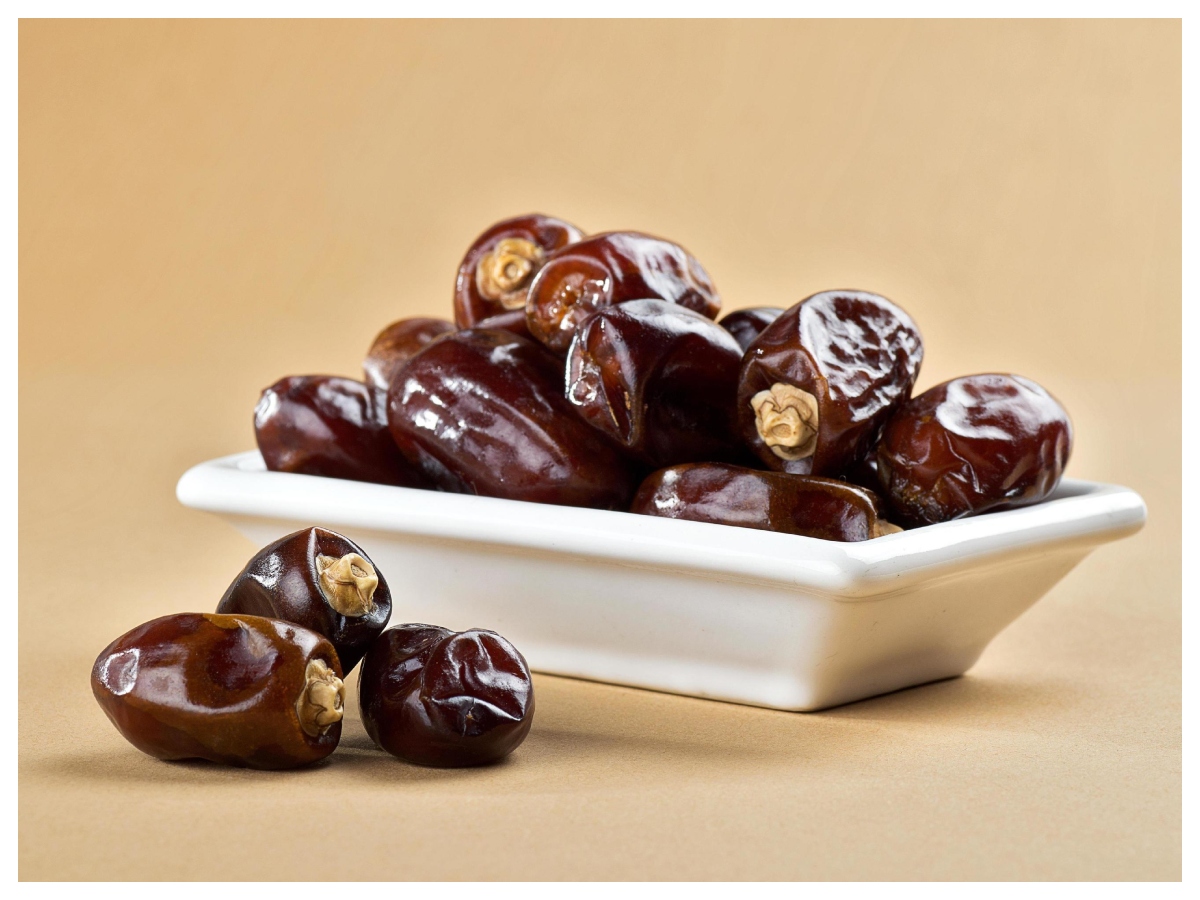 पानी में नहीं, दूध में भिगोकर खाएं खजूर, होंगे 10 फायदे... 51 कोई साइड इफेक्ट भी होता है क्या