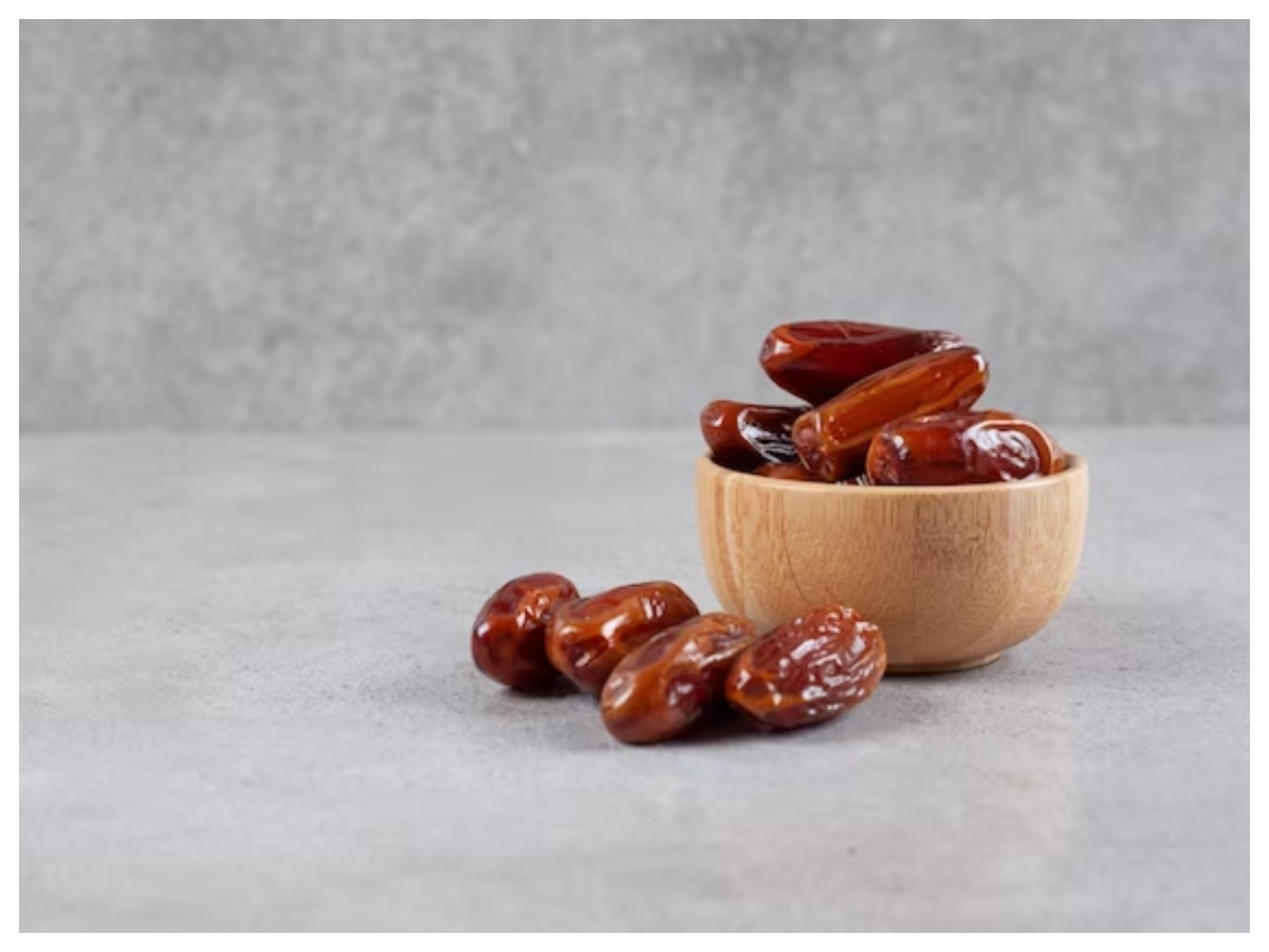 पानी में नहीं, दूध में भिगोकर खाएं खजूर, होंगे 10 फायदे... 52 किसे नहीं खानी चाहिए