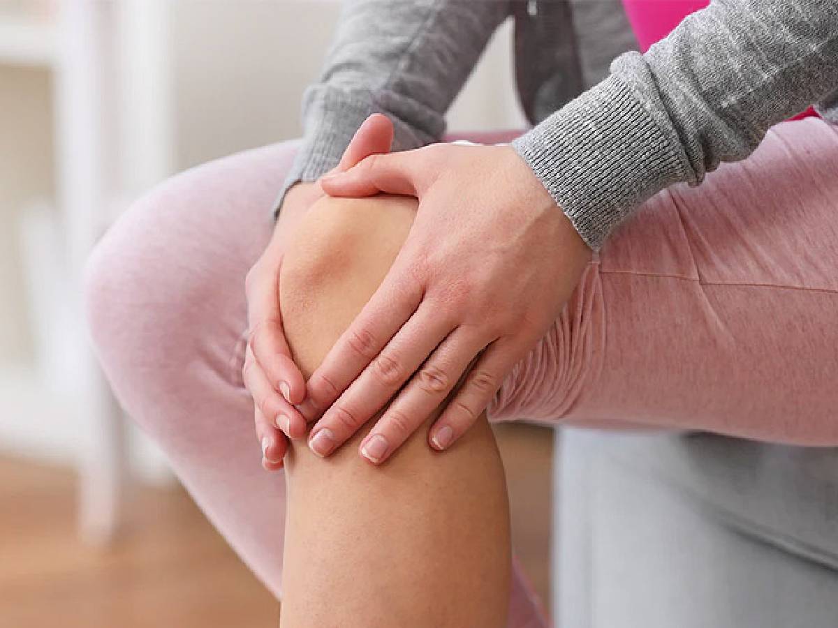 30 की उम्र में क्यों होता है जोड़ों में दर्द, डॉक्टर से जानें इसका कारण और इलाज