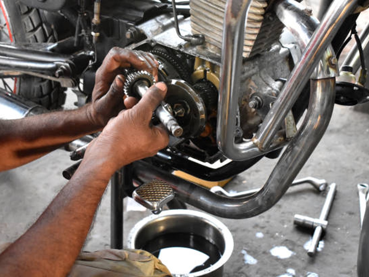 कितने किलोमीटर चलने पर करवानी चाहिए Bike की सर्विसिंग, कर रहे हैं गलती तो हो जाएं सावधान  