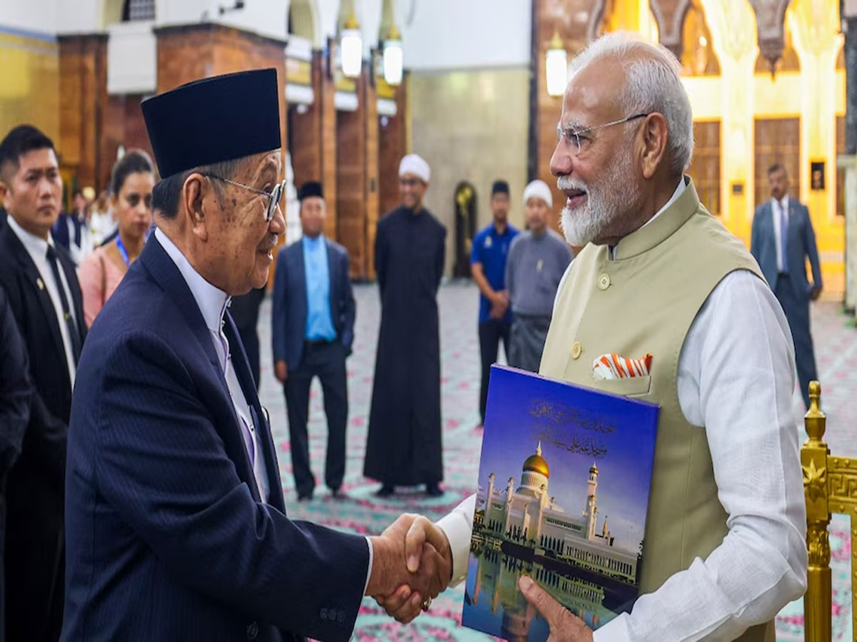 PM नरेंद्र मोदी ने ब्रुनेई की मशहूर उमर अली सैफुद्दीन मस्जिद का किया दौरा PM नरेंद्र मोदी ने ब्रुनेई की मशहूर उमर अली सैफुद्दीन मस्जिद का किया दौरा