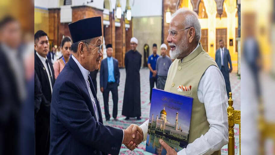 PM नरेंद्र मोदी ने ब्रुनेई की मशहूर उमर अली सैफुद्दीन मस्जिद का किया दौरा