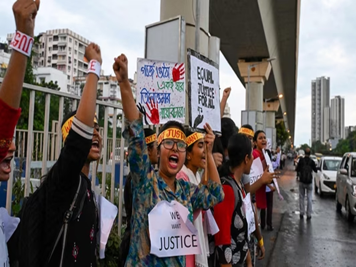 Kolkata Rape Case में बड़ा ट्विस्ट, पुलिस ने की रिश्वत देने की कोशिश, पैरेंट्स का आरोप Kolkata Rape Case में बड़ा ट्विस्ट, पुलिस ने की रिश्वत देने की कोशिश, पैरेंट्स का आरोप