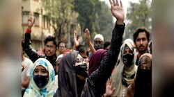 हिजाब वाली छात्राओं पर बैन लगाने वाले टीचर को अवार्ड; विरोध के वाद रोका गया सम्मान