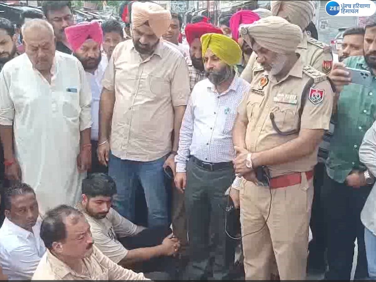 Gurdaspur News: ਬਿਜਲੀ ਵਿਭਾਗ ਦੇ ਐਕਸੀਅਨ ਵੱਲੋਂ ਦੁਰਵਿਹਾਰ; ਦੁਕਾਨਦਾਰਾਂ ਨੇ ਡਾਕਖਾਨਾ ਚੌਕ 'ਤੇ ਧਰਨਾ ਲਗਾਇਆ