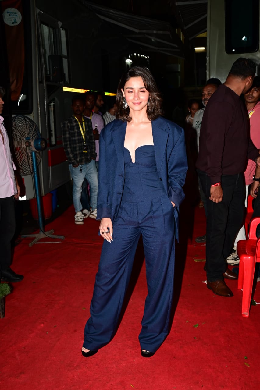 ब्लू आउटफिट कैरी किया