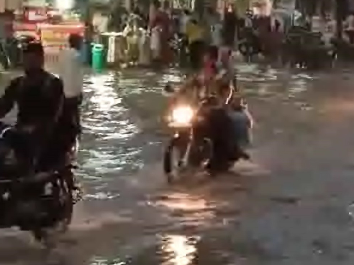 Sawai Madhopur News: मूसलाधार बारिश बनी आफत, लक्खी मेले की तैयारियों पर फिरा पानी Sawai Madhopur News: मूसलाधार बारिश बनी आफत, लक्खी मेले की तैयारियों पर फिरा पानी