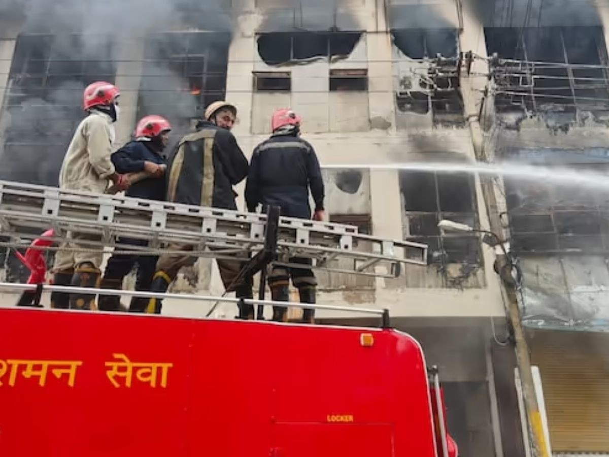 Delhi Fire News: ਦਿੱਲੀ ਦੀ ਕੱਪੜਾ ਫੈਕਟਰੀ 'ਚ ਲੱਗੀ ਭਿਆਨਕ ਅੱਗ, 25 ਗੱਡੀਆਂ ਮੌਕੇ 'ਤੇ ਪਹੁੰਚੀਆਂ, ਦਹਿਸ਼ਤ ਦਾ ਮਾਹੌਲ