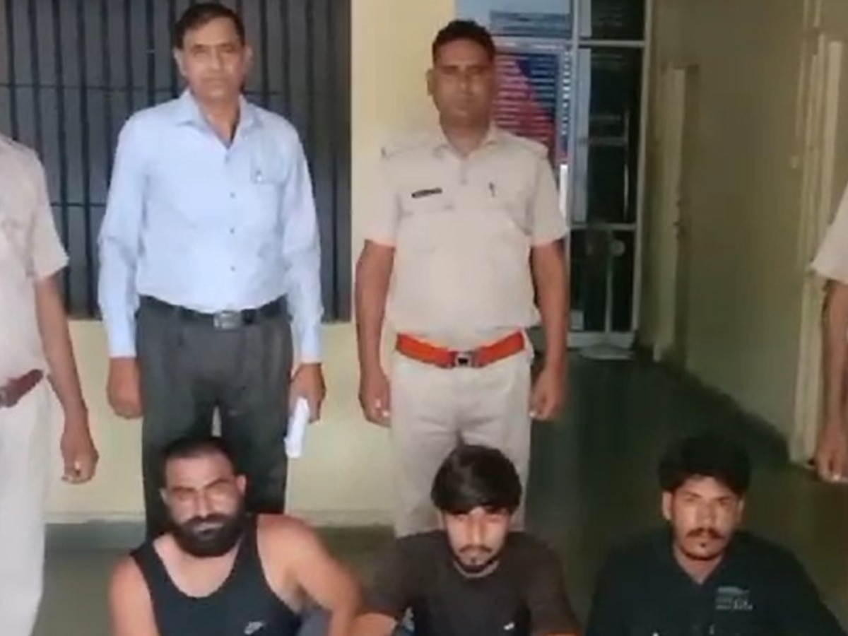 Sikar News: कार सवार युवकों ने नाकाबंदी के दौरान पुलिस जीप को मारी टक्कर, बाल-बाल बच्चे जवान