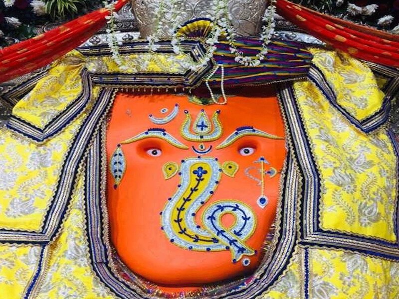 मिट्टी से बनाई गई प्रतिमा 