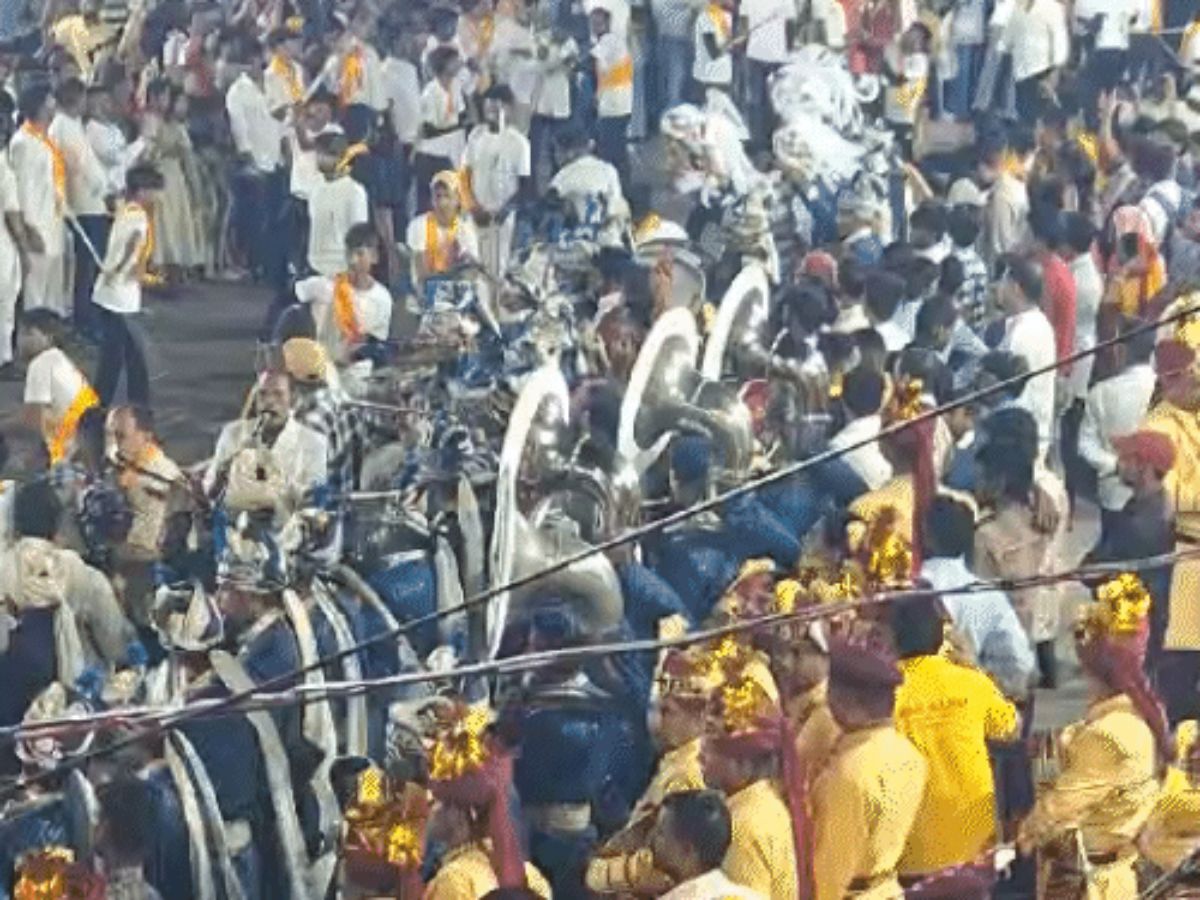 Jaipur News: गणेश जन्मोत्सव के दूसरे दिन निकली शोभायात्रा, उपराष्ट्रपति जगदीप धनखड़ ने मुख्य रथ की उतारी आरती Jaipur News: गणेश जन्मोत्सव के दूसरे दिन निकली शोभायात्रा, उपराष्ट्रपति जगदीप धनखड़ ने मुख्य रथ की उतारी आरती