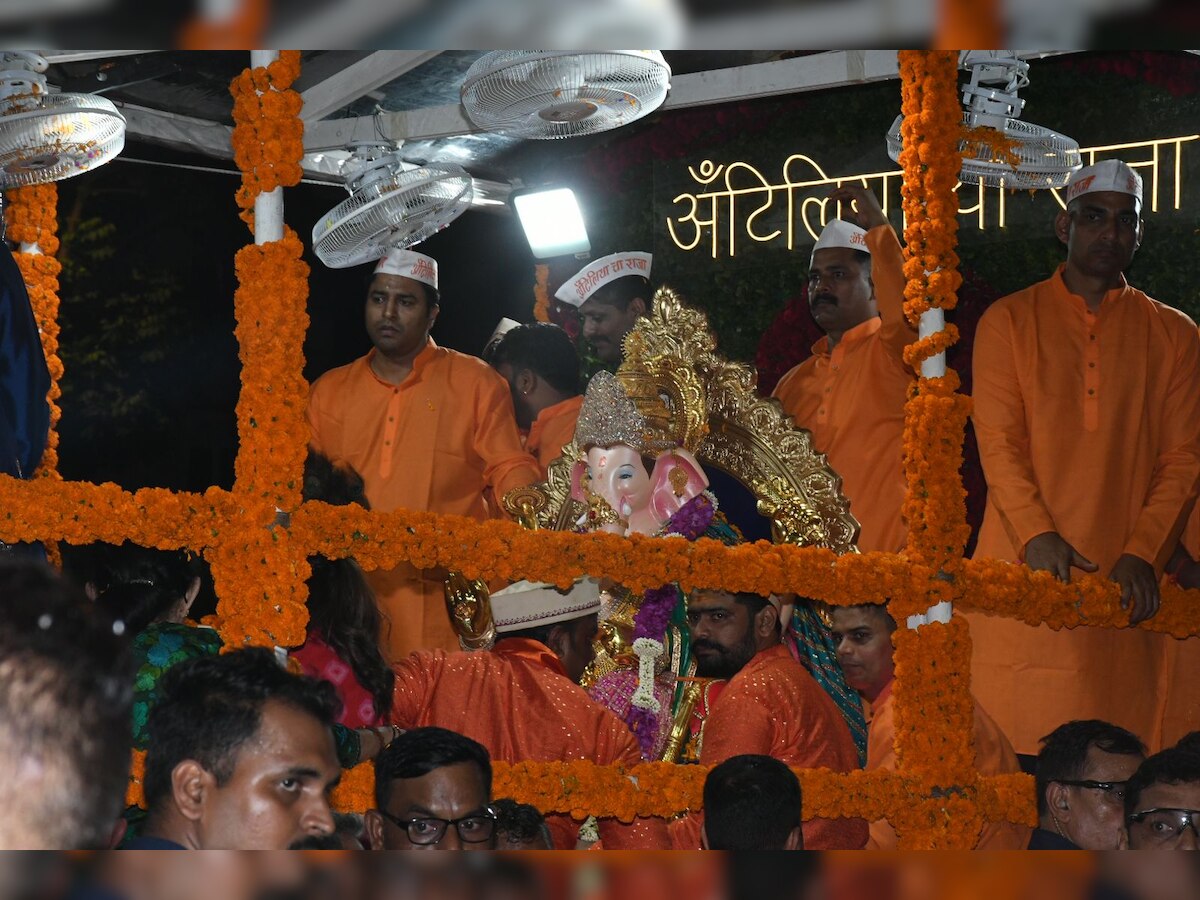 ट्रक में सवार सास-बहू