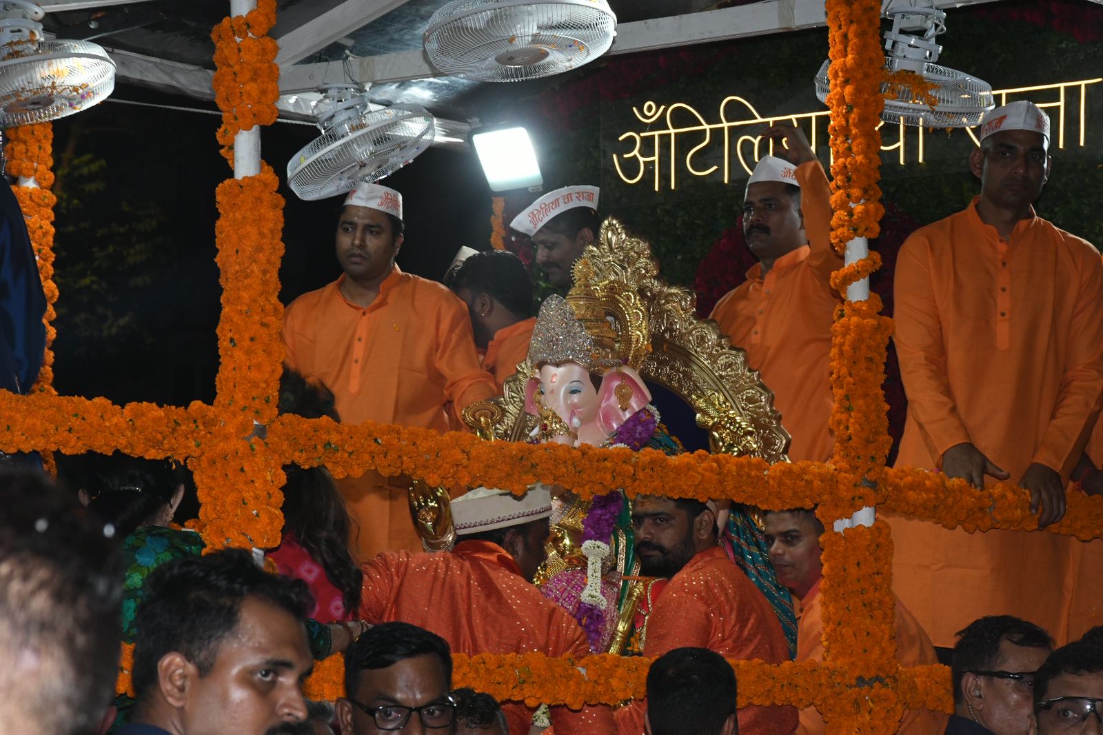 ट्रक में सवार सास-बहू