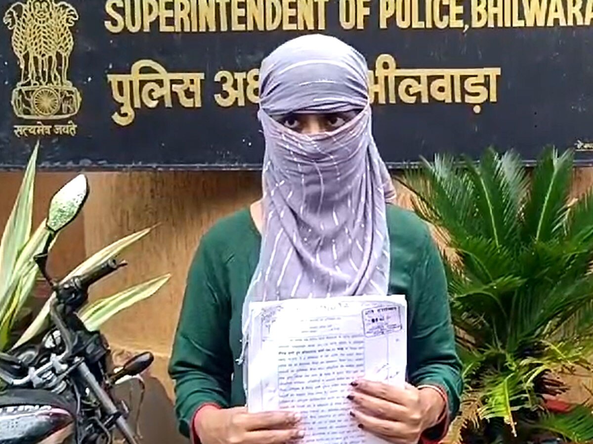 बच्चे को गोद में लेकर इच्छा मृत्यु मांग रही बेबस मां, बोली- लव मैरिज का दुख अब सहा नहीं जाता बच्चे को गोद में लेकर इच्छा मृत्यु मांग रही बेबस मां, बोली- लव मैरिज का दुख अब सहा नहीं जाता