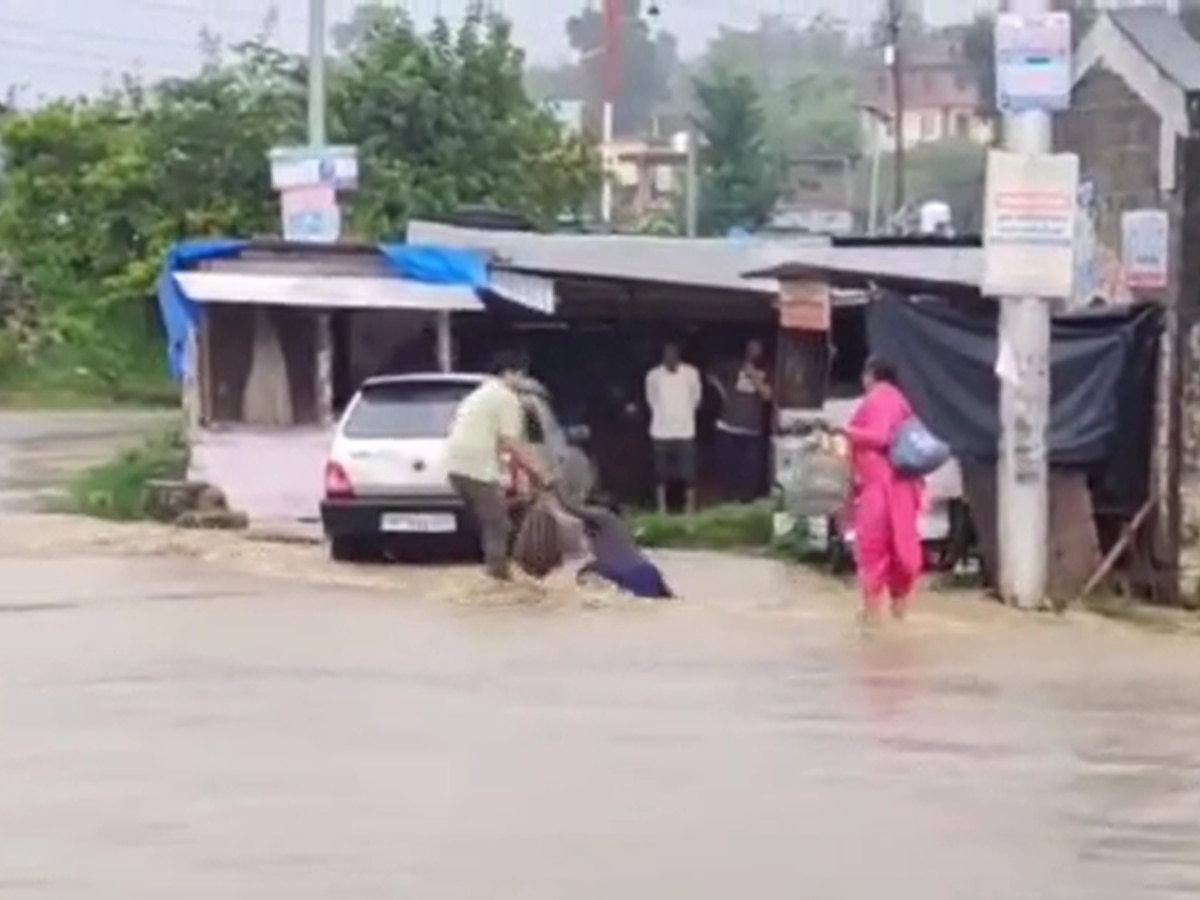 Himachal News: मंडी के गोहर में बारिश से सड़कें बनी तालाब, तेज बहाव में दो बार गिरी दिव्यांग महिला