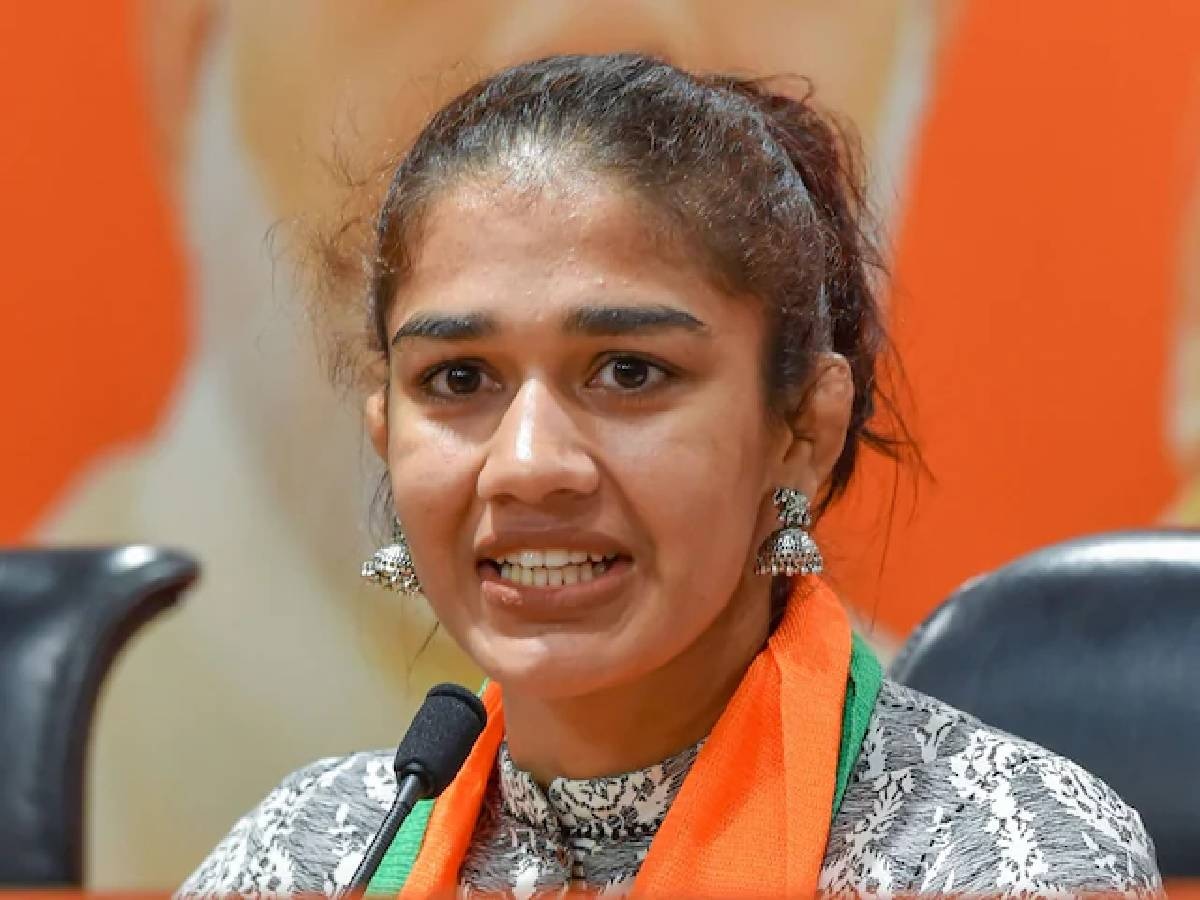 Vinesh Phogat के राजनीति में आने पर पहली बार बोलीं बबीता, कहा- भूपेंद्र हुड्डा कामयाब हुए