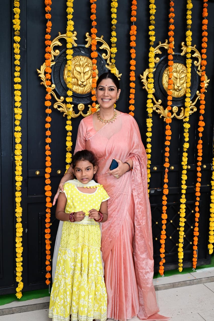 बेटी संग पहुंचीं साक्षी तंवर