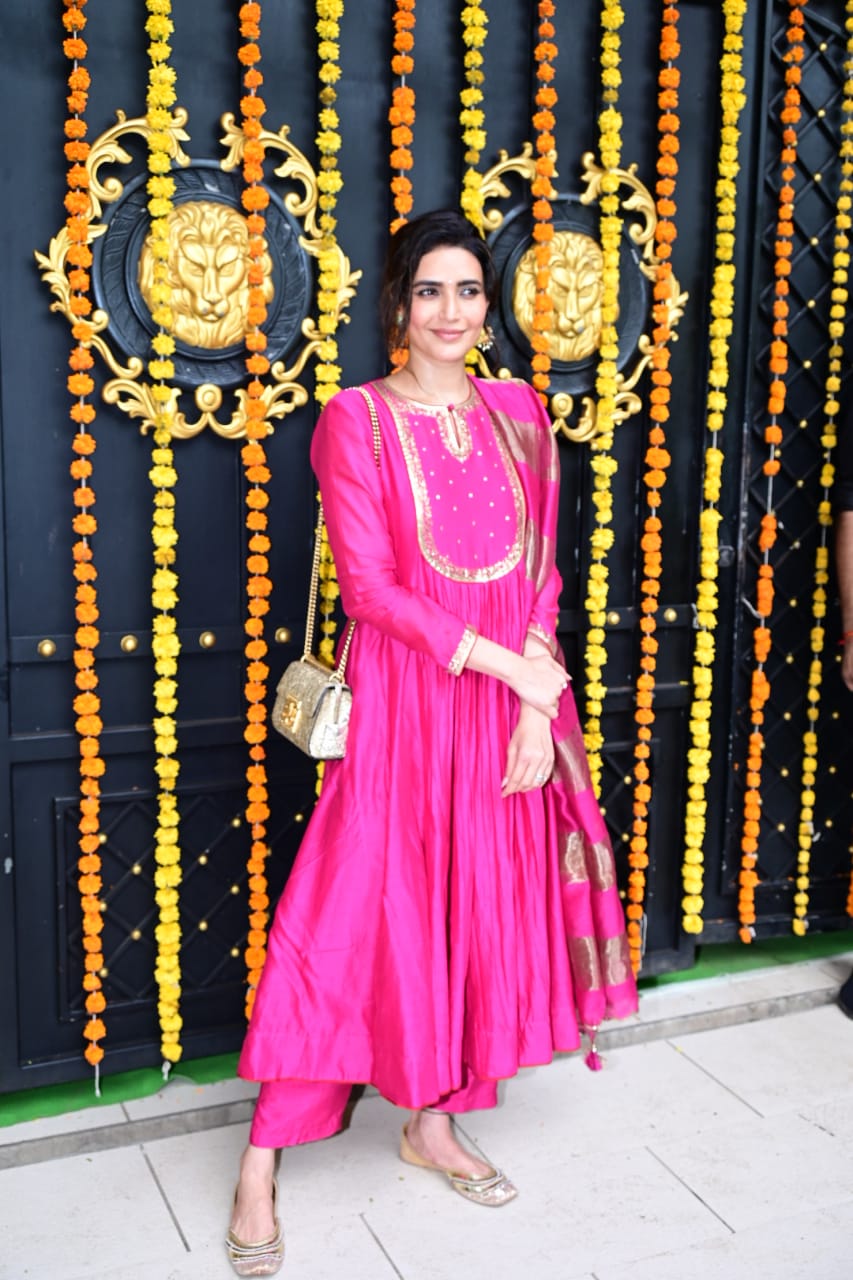 करिश्मा का मजंटा सूट