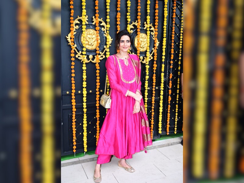 करिश्मा का मजंटा सूट