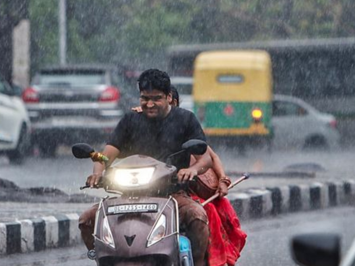 Delhi Rain: दिल्ली में बारिश की वजह से ट्रैफिक जाम, कई जगह भरा पानी