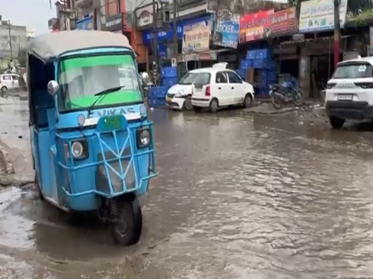 Greater Noida: सूरजपुर मुख्य मार्ग का बुरा हाल, सड़क पर जलभराव और गड्ढों से परेशान लोग 