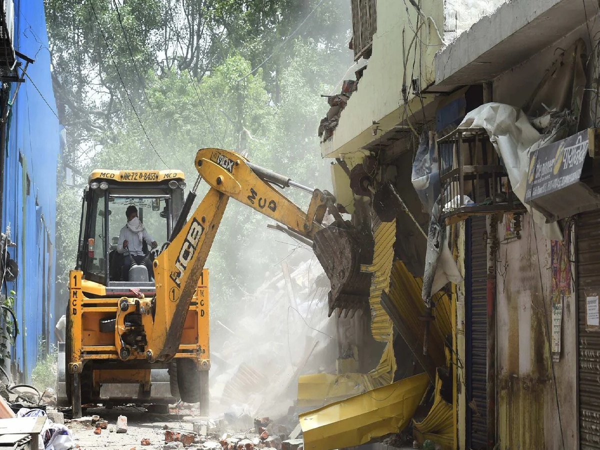 Delhi Demolition: दिल्ली के इस इलाके में 400-500 मकानों पर चलेगा बुलडोजर? PWD ने जारी किया नोटिस