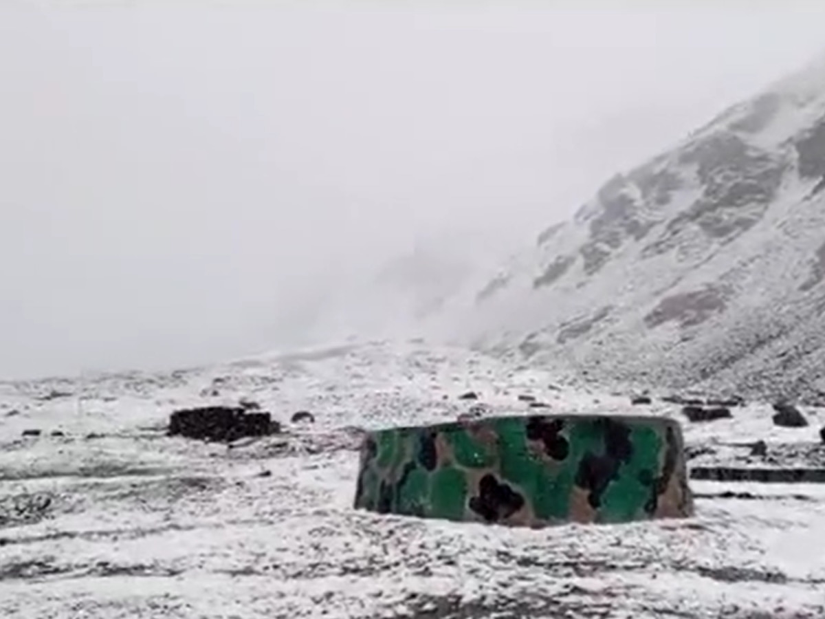 Himachal Snowfall: हिमाचल प्रदेश के किन्नौर जमकर हो रही बर्फबारी, तापमान में आई गिरावट