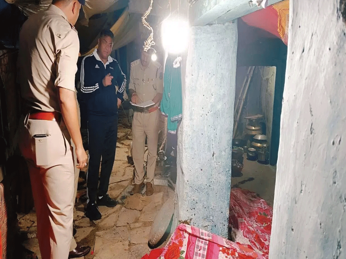 छत्तीसगढ़: बलौदाबाजार में पड़ोसी बना हैवान, जादू-टोना के शक में एक ही परिवार के 4 लोगों की गला रेतकर की हत्या, छत्तीसगढ़: बलौदाबाजार में पड़ोसी बना हैवान, जादू-टोना के शक में एक ही परिवार के 4 लोगों की गला रेतकर की हत्या,