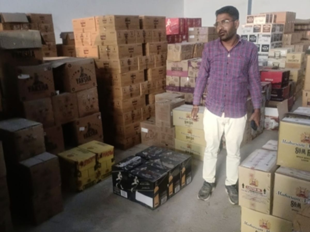 Dungarpur News: सरकारी गोदाम से महंगी ब्रांड के 17 कार्टून शराब गायब, CCTV में कैद हुई चोर की करतूत Dungarpur News: सरकारी गोदाम से महंगी ब्रांड के 17 कार्टून शराब गायब, CCTV में कैद हुई चोर की करतूत
