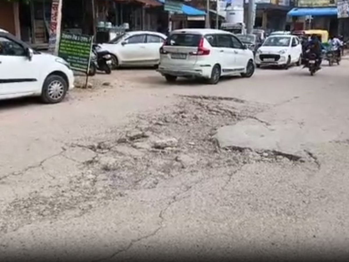 Karauli News: बारिश के बाद जिले में सड़कों की स्थिति बदहाल, गढ्ढे बने लोगों के लिए मुसीबत