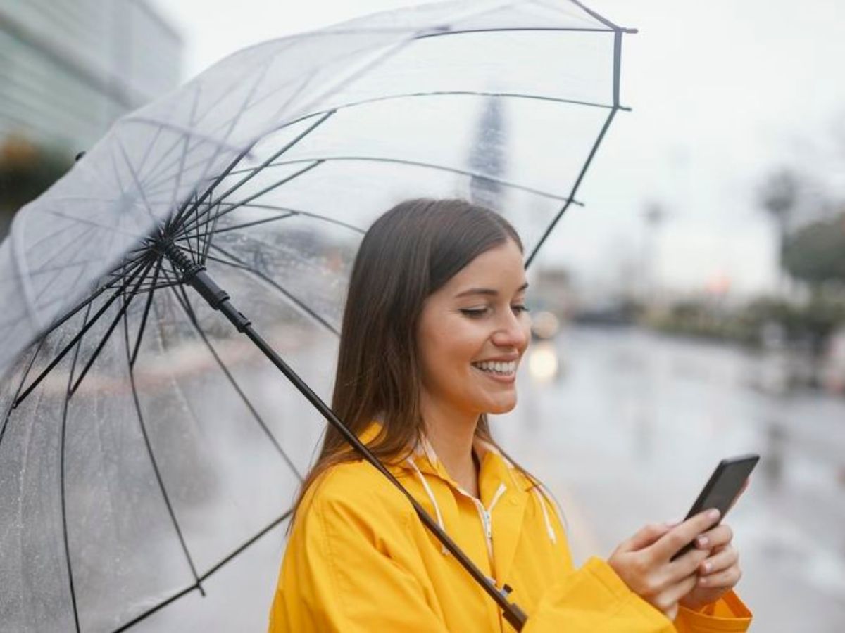 smartphone tips to use when device wet in rain water | बारिश में भीग ...