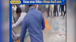 BJP Worker Video: ଅଖିଳେଶ ଯାଦବଙ୍କ କୁଶପୁତ୍ତଳିକା ଦାହ ବେଳେ ନିଜେ ଜଳିଗଲେ ବିଜେପି ନେତା