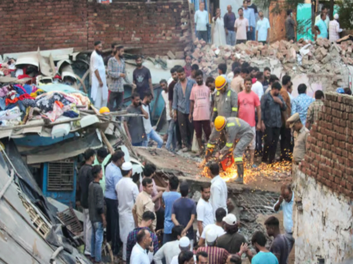 Meerut Building Collapse: छह माह की बच्ची समेत एक साथ उठेंगी 10 जनाजे, इलाके में पसरा मातम, DM ने मृतकों की लिस्ट की जारी 