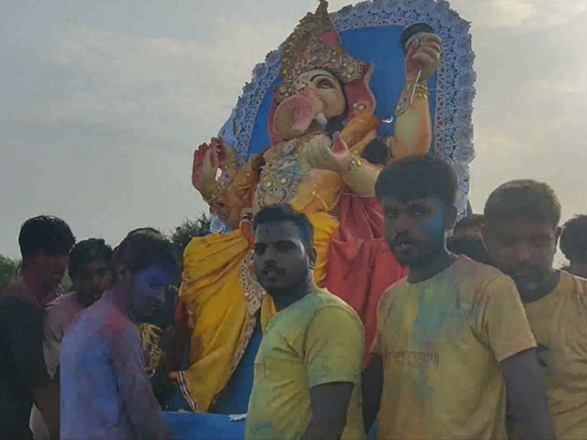 Ganesh Visarjan: दिल्ली में गणपति विसर्जन नहीं कर पाएं श्रद्धालु, प्रशासन ने लगाई रोक 