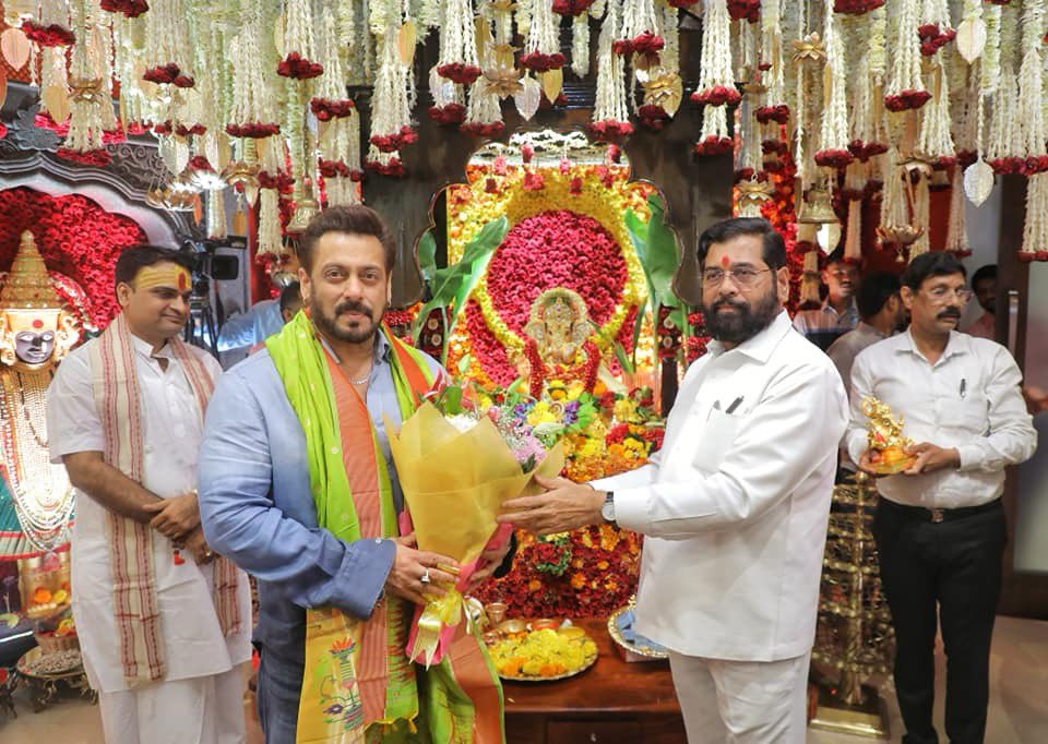 CM एकनाथ शिंदे के घर गणेश उत्सव में शामिल हुए बॉलीवुड सितारे - Bollywood stars attend Ganesh Utsav at CM Eknath Shinde's house