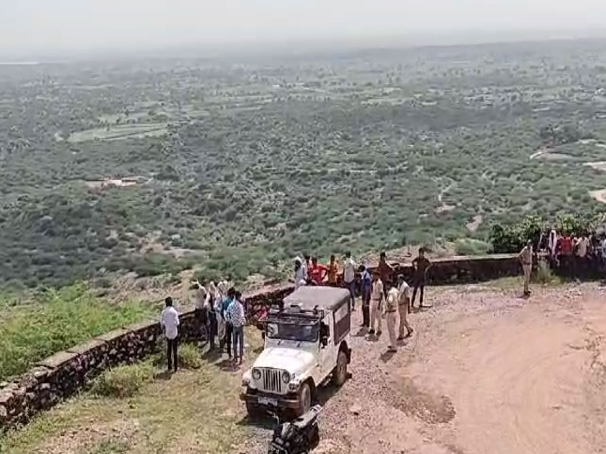 नग्न अवस्था में मिला युवती का शव, उसकी बेटी को मरा समझ खाई में फेंका, जानिए क्या है 'रोंगटे' खड़े कर देने वाली पूरी घटना नग्न अवस्था में मिला युवती का शव, उसकी बेटी को मरा समझ खाई में फेंका, जानिए क्या है 'रोंगटे' खड़े कर देने वाली पूरी घटना